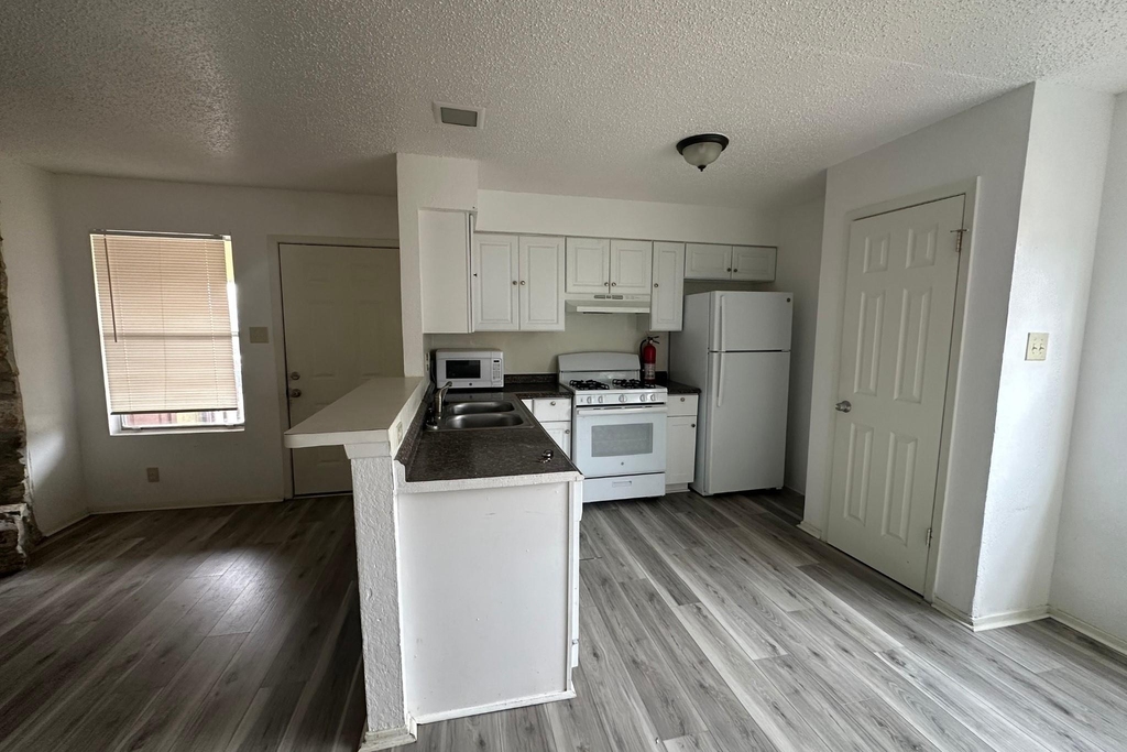 2202 Tabor Ct - Photo 2