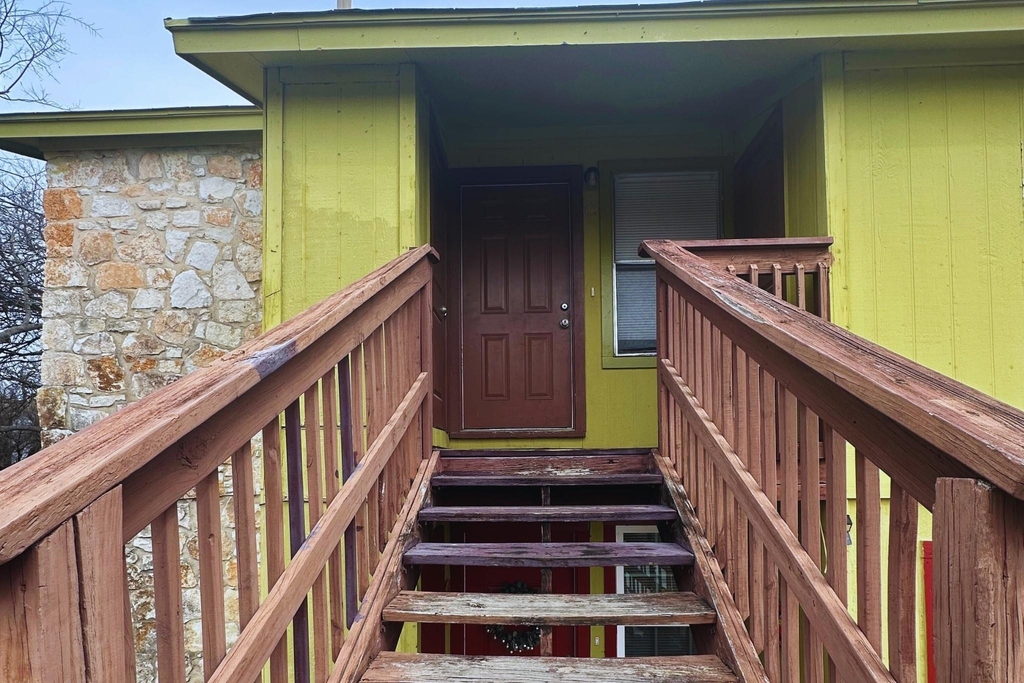 2202 Tabor Ct - Photo 0