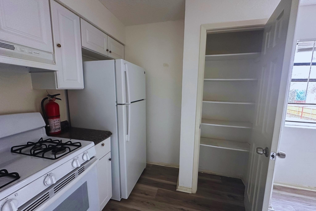 2202 Tabor Ct - Photo 4