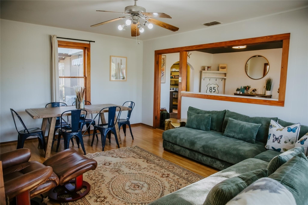 604 W Pecan St - Photo 4