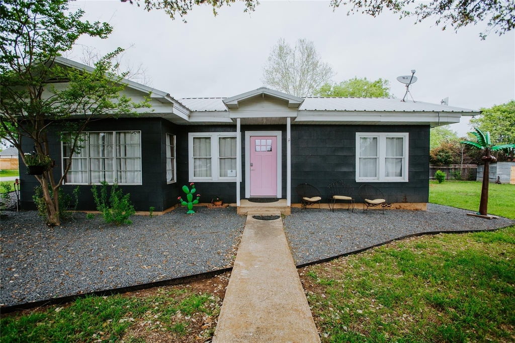 604 W Pecan St - Photo 0