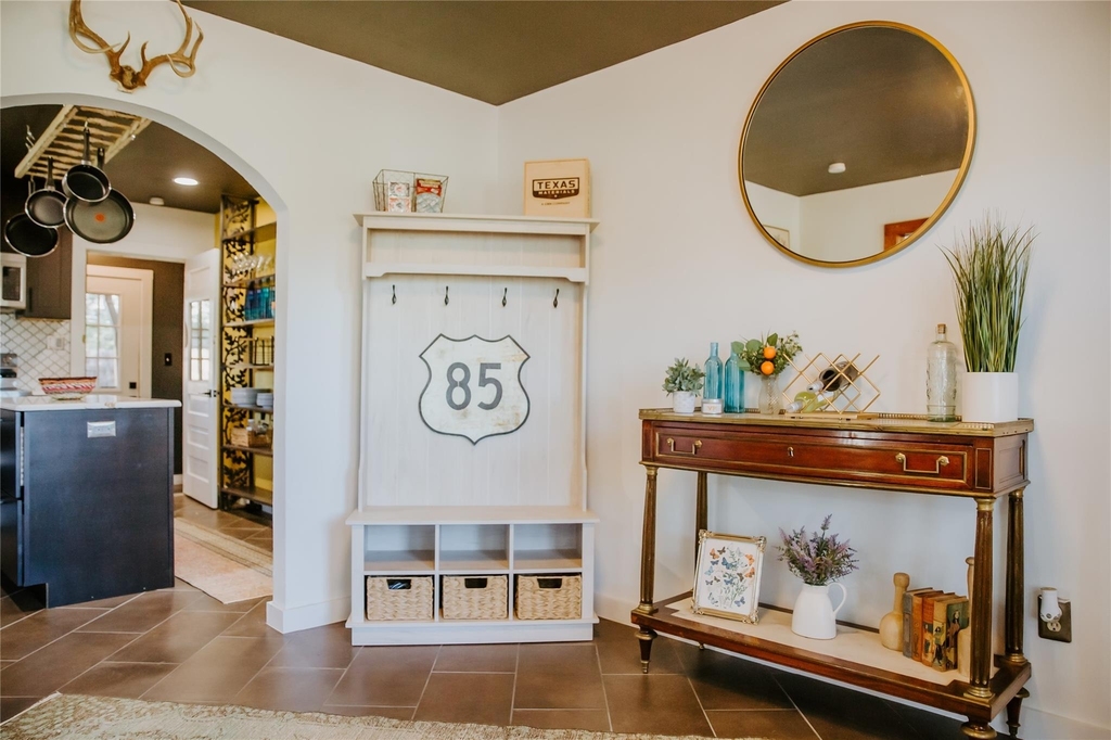 604 W Pecan St - Photo 2
