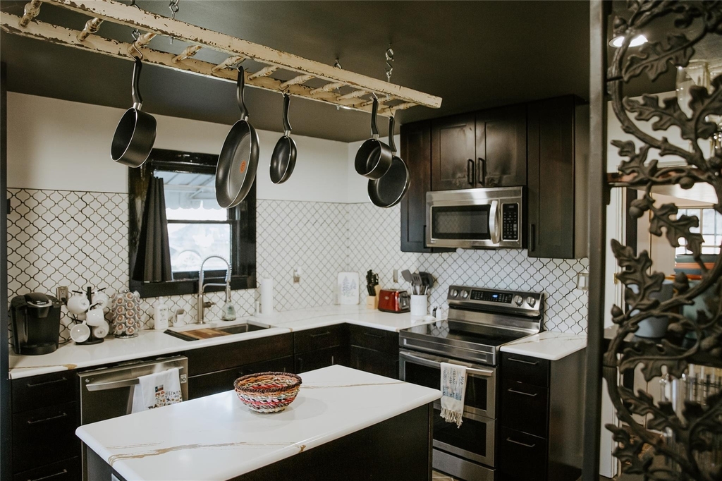 604 W Pecan St - Photo 9