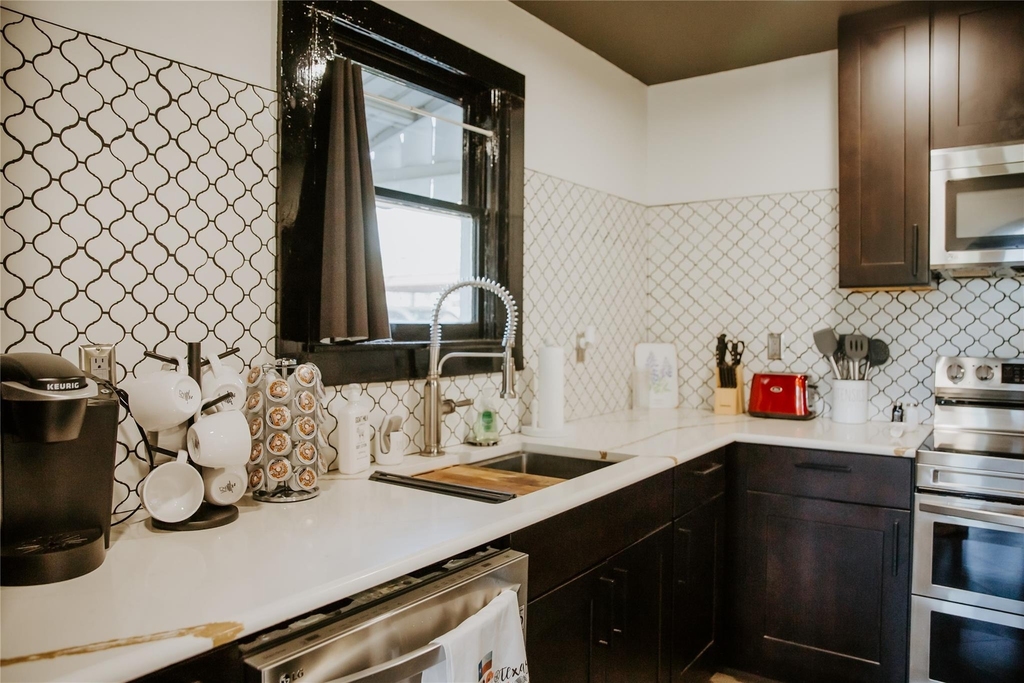 604 W Pecan St - Photo 10