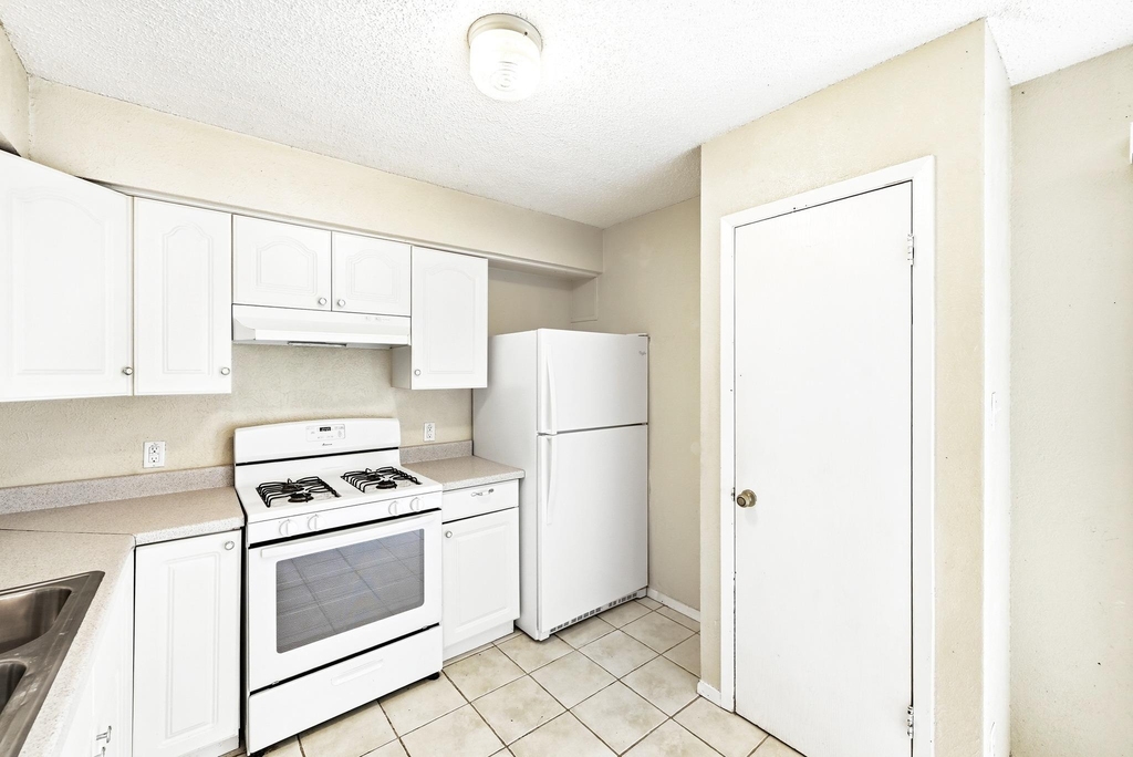 10604 Lanshire Dr - Photo 11