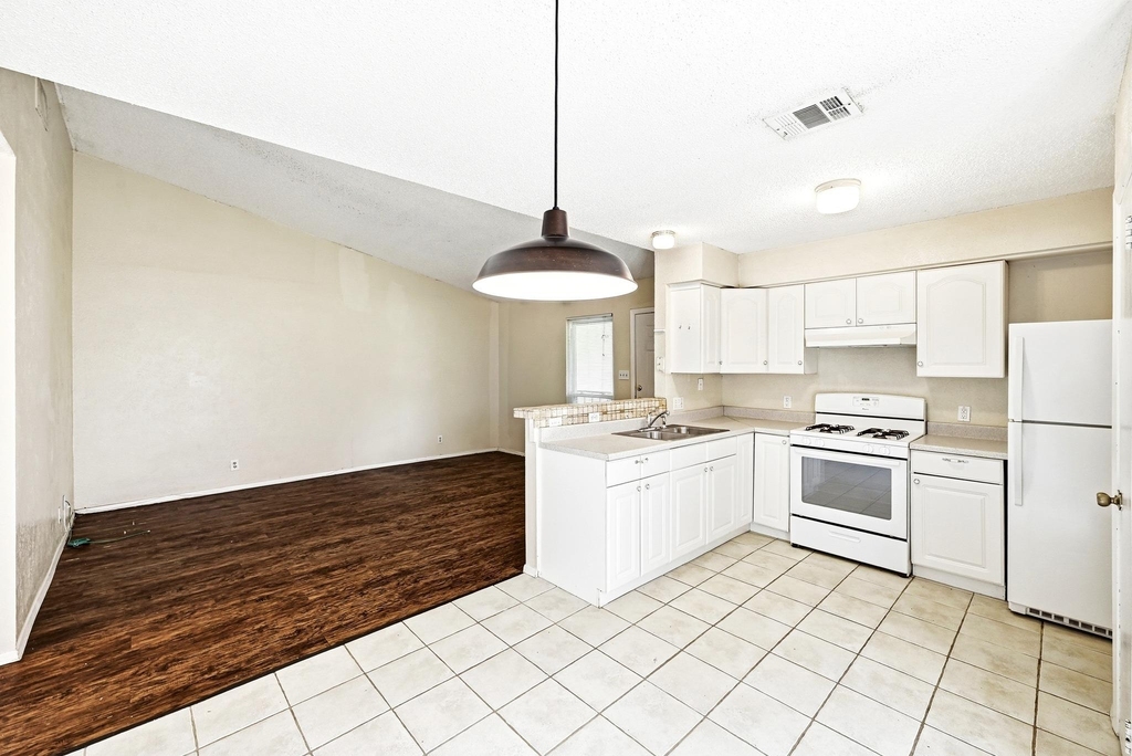 10604 Lanshire Dr - Photo 9