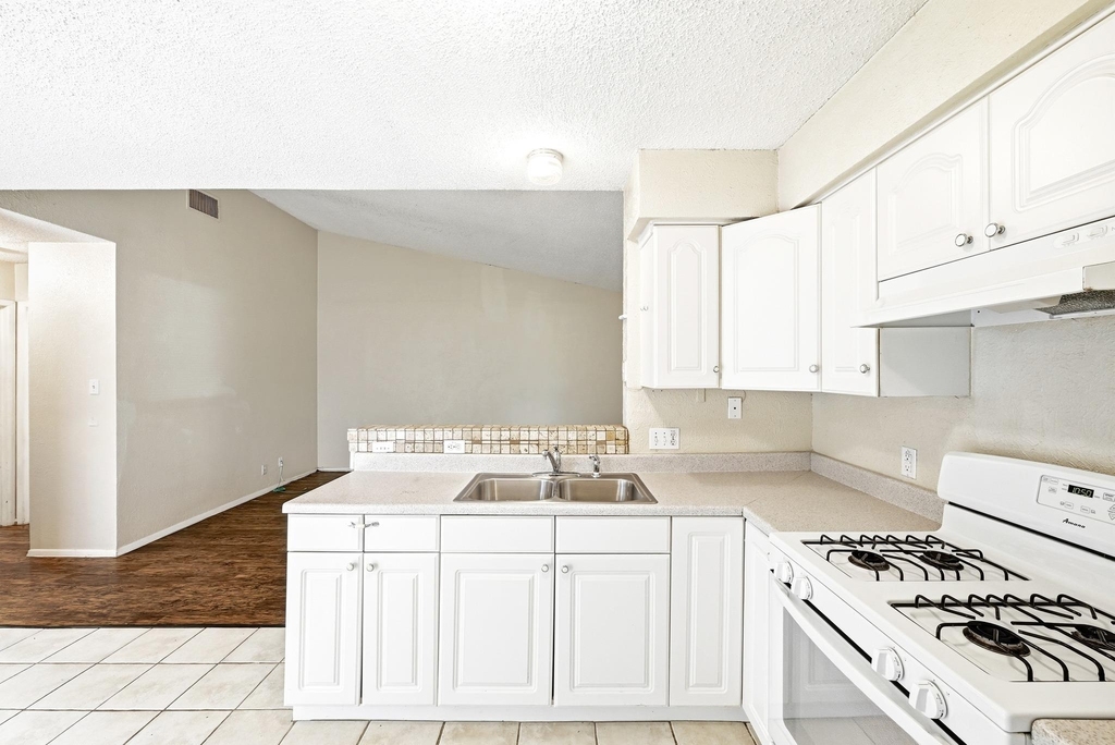 10604 Lanshire Dr - Photo 7