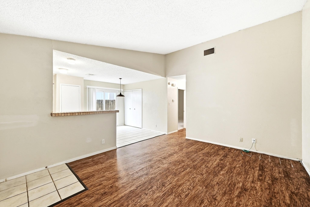 10604 Lanshire Dr - Photo 3