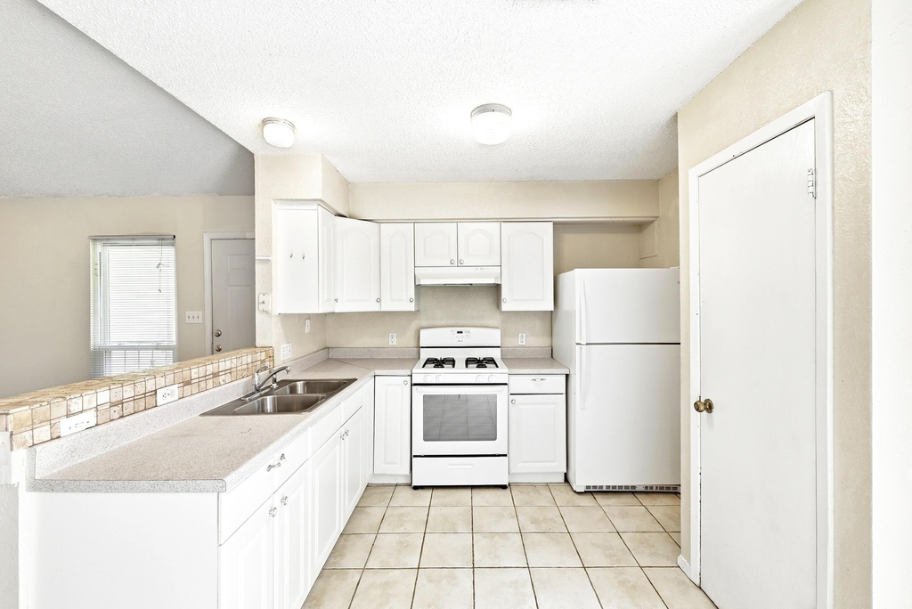10604 Lanshire Dr - Photo 10