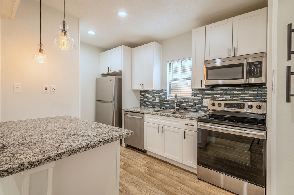 2319 Rosewood Street - Photo 6