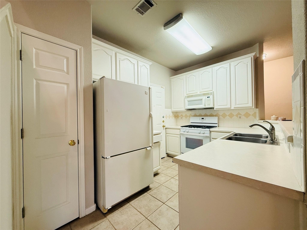 2100 Pipers Field Drive - Photo 11