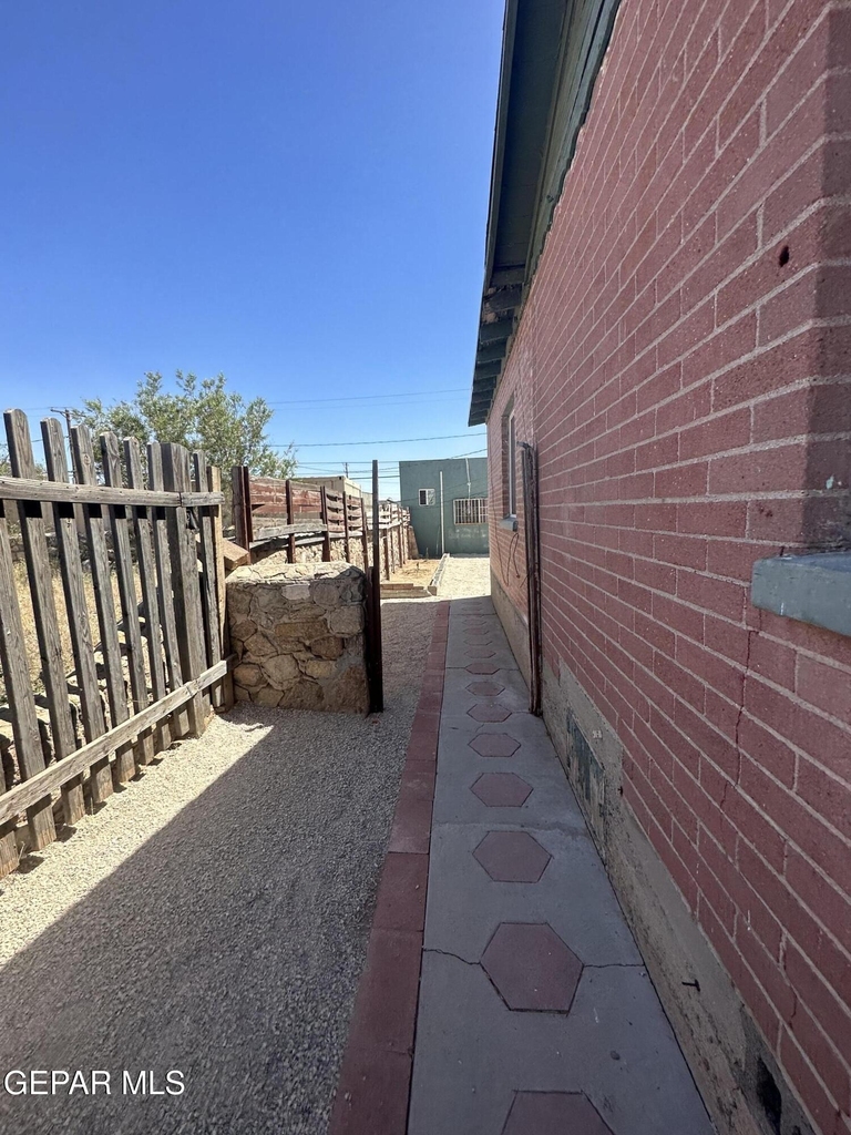4640 La Luz Avenue - Photo 0