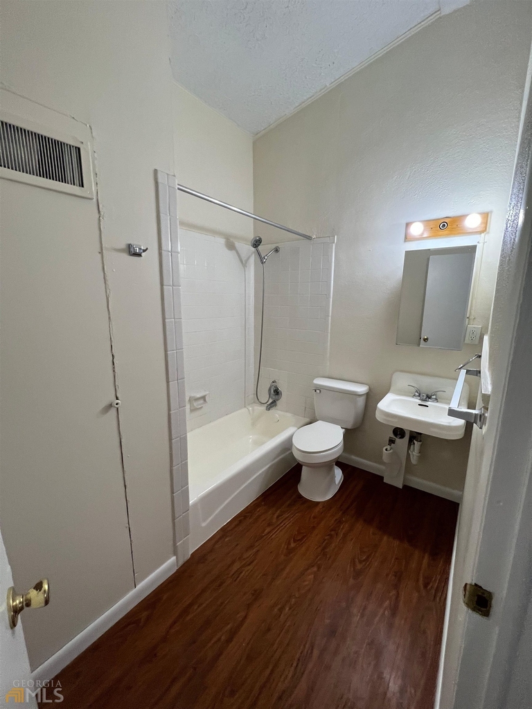 172 Hart Avenue - Photo 4