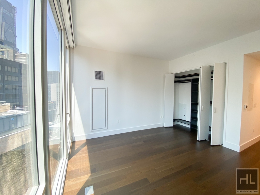 East 44th Street - Photo 1