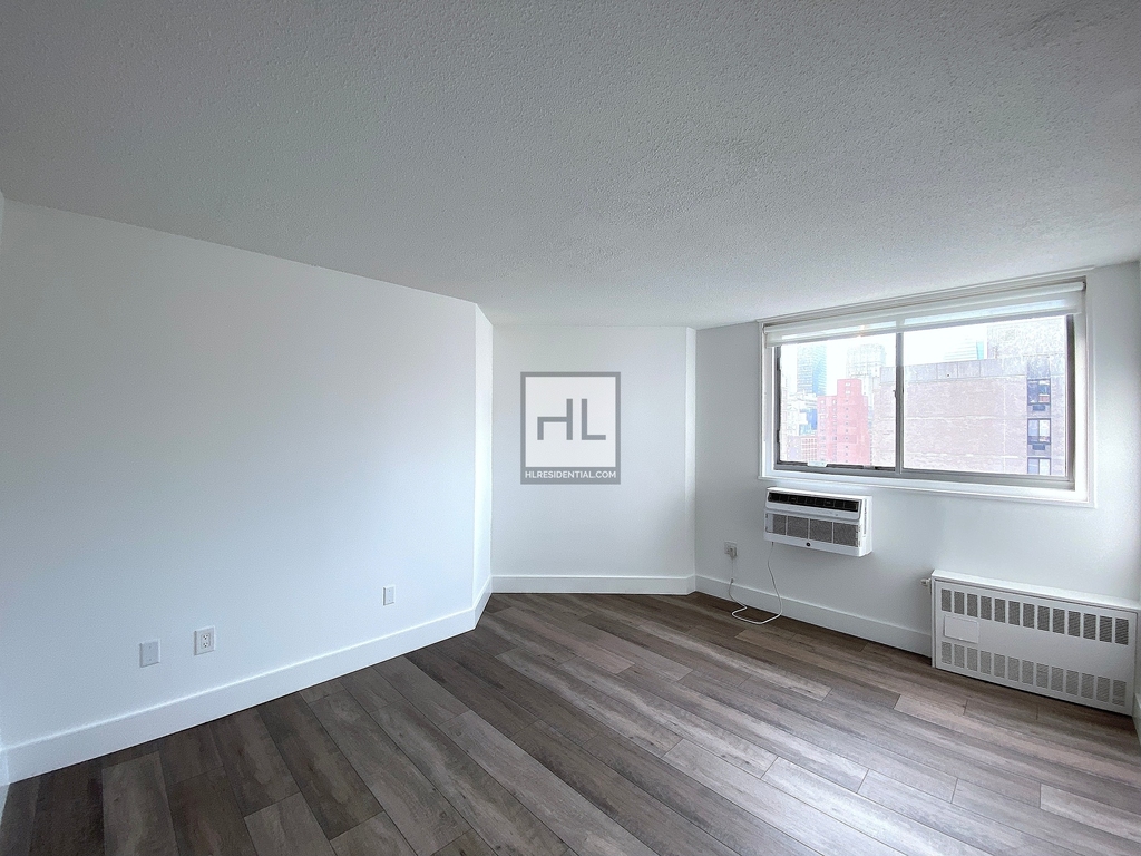 Second Avenue - Photo 2
