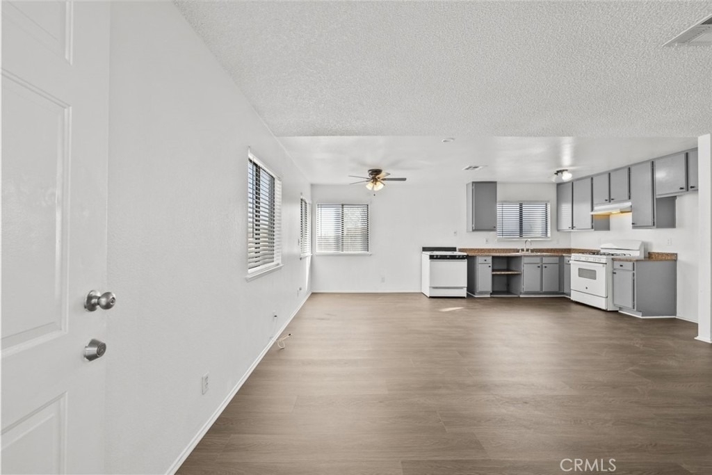 38501 Larkin Avenue - Photo 3