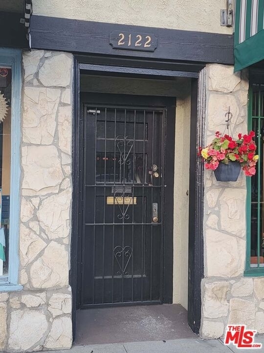 2122 N Hillhurst Avenue - Photo 17
