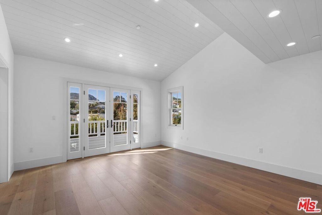 566 Ida Street - Photo 21