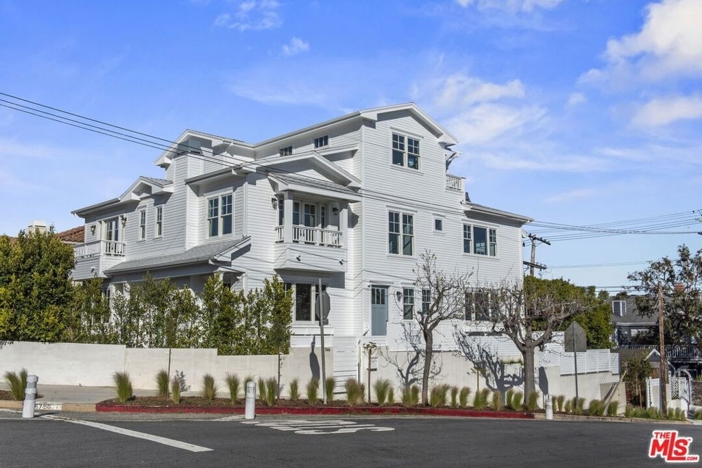 566 Ida Street - Photo 0