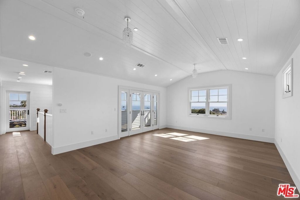 566 Ida Street - Photo 32