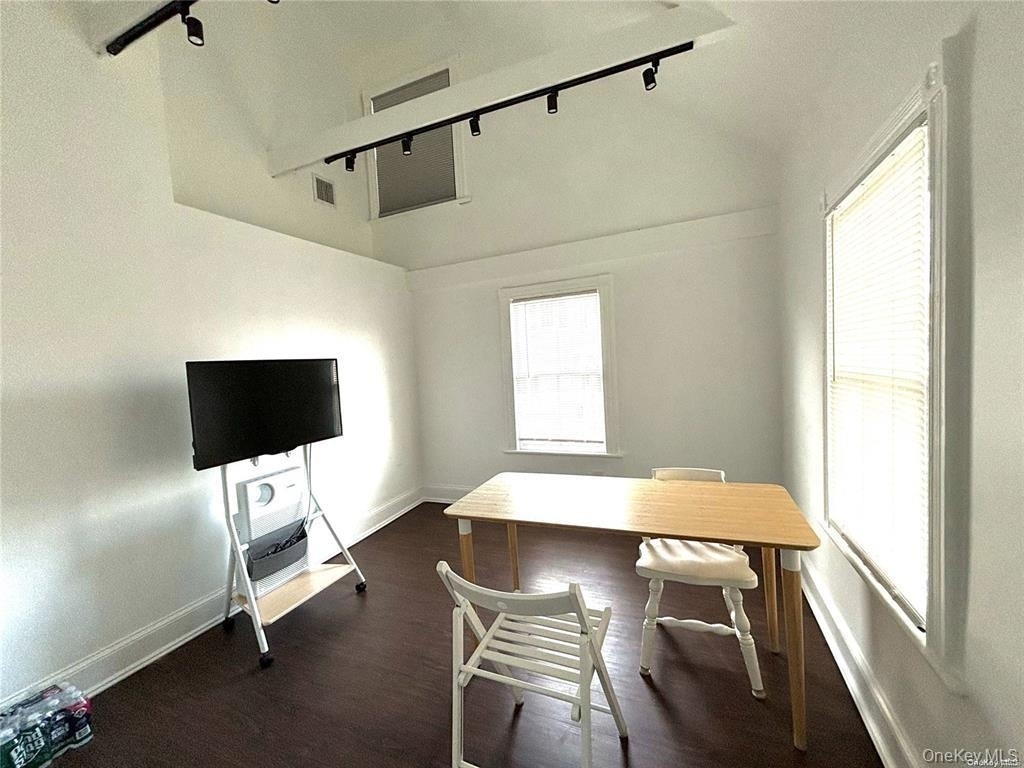 1433 Old Northern Boulevard - Photo 2