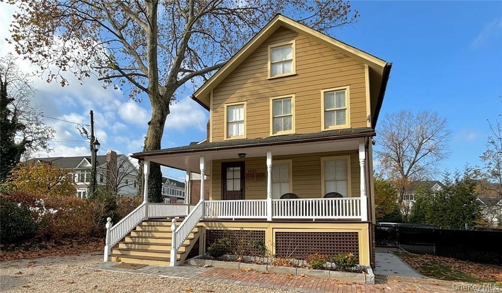 1433 Old Northern Boulevard - Photo 1