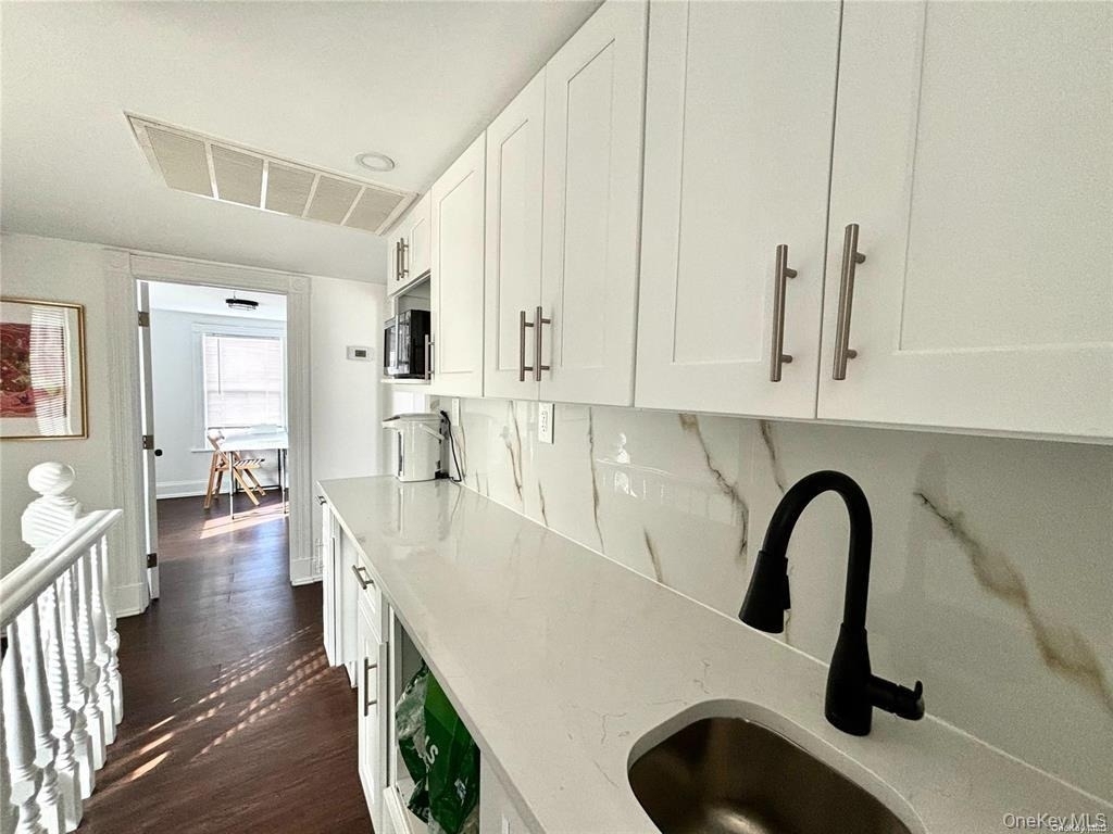 1433 Old Northern Boulevard - Photo 4