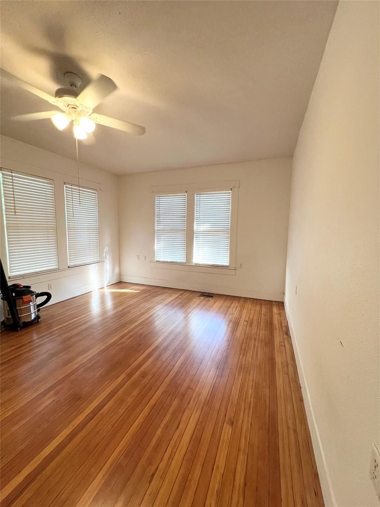 407 W 35th St - Photo 5