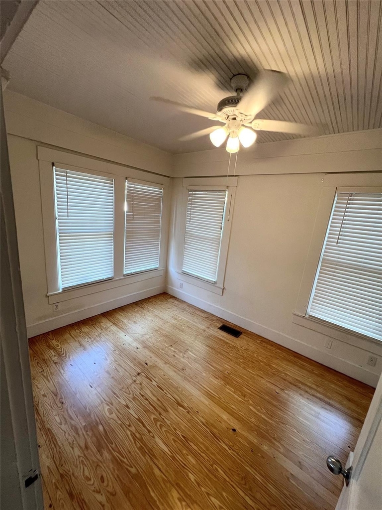 407 W 35th St - Photo 4