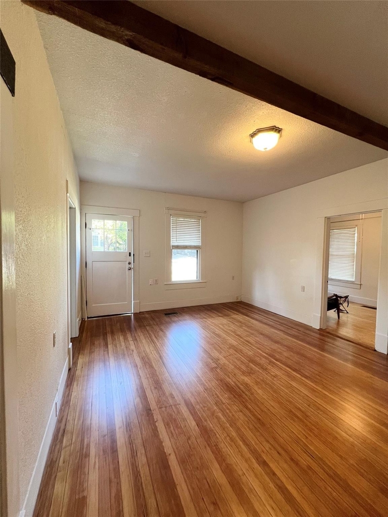 407 W 35th St - Photo 3