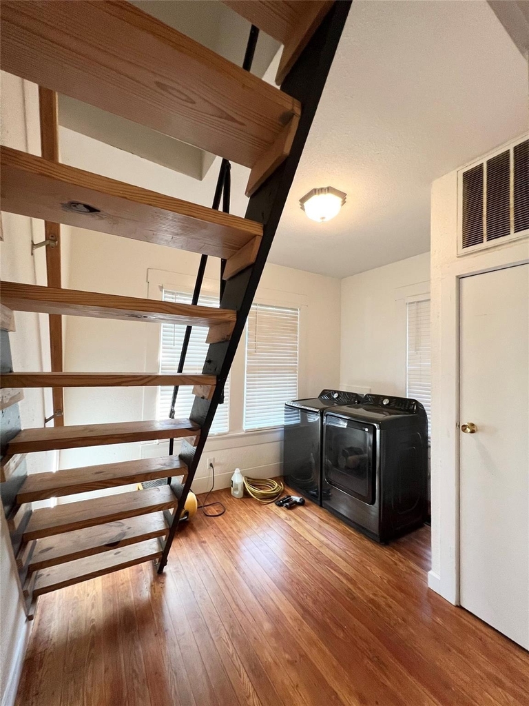 407 W 35th St - Photo 8