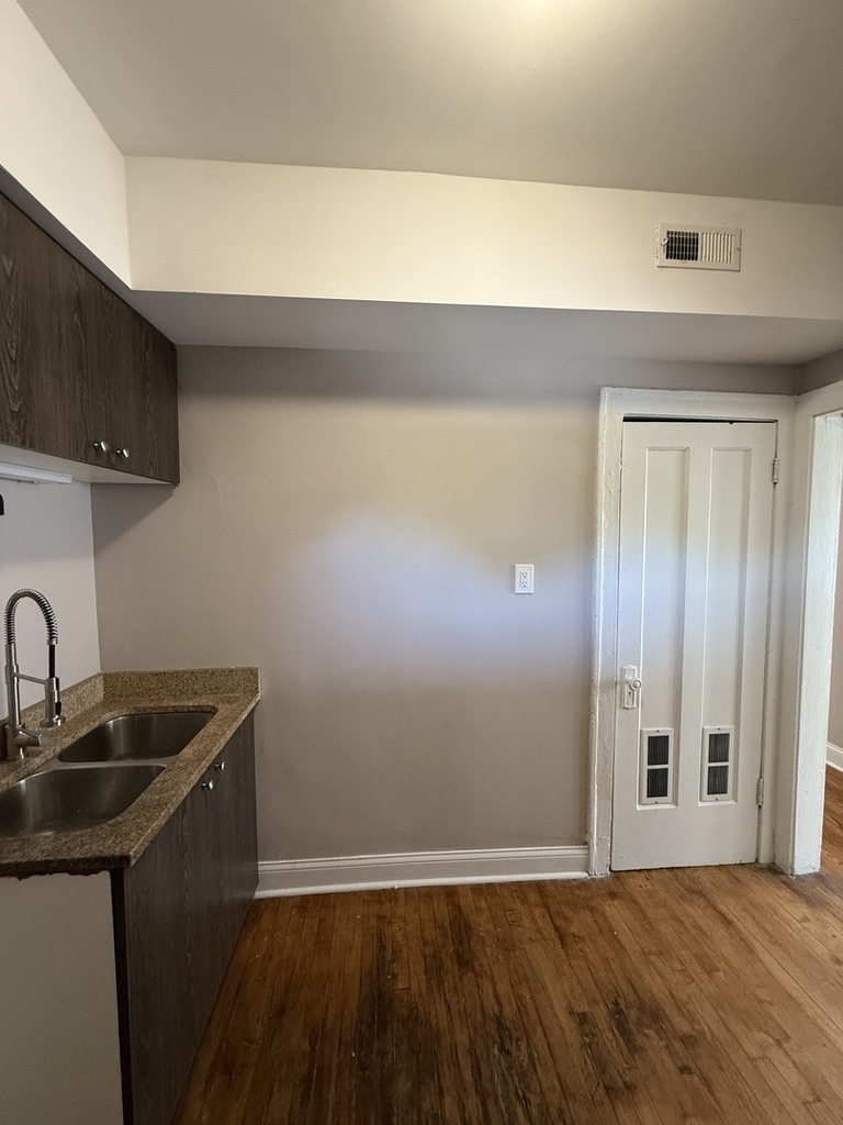3901 W Division Street - Photo 6