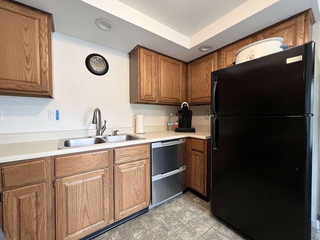 1011 Laconia - Photo 5