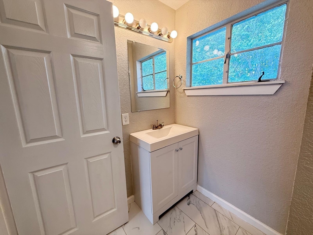 2501 Yoakum Boulevard - Photo 17