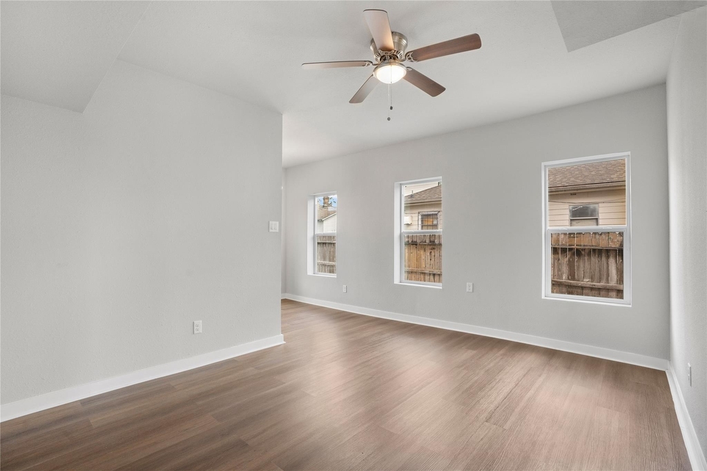 1115 Hogan Street - Photo 4