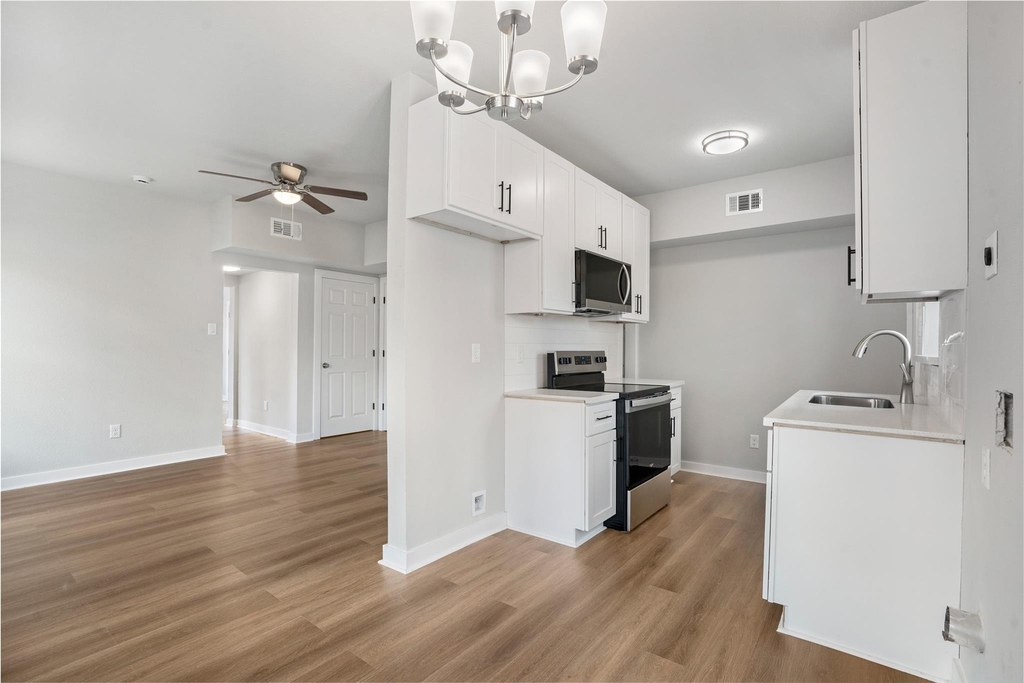 1115 Hogan Street - Photo 8