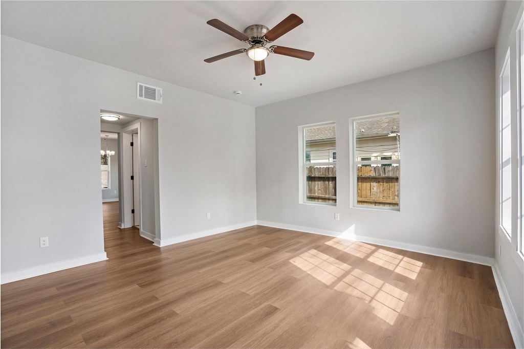 1115 Hogan Street - Photo 2