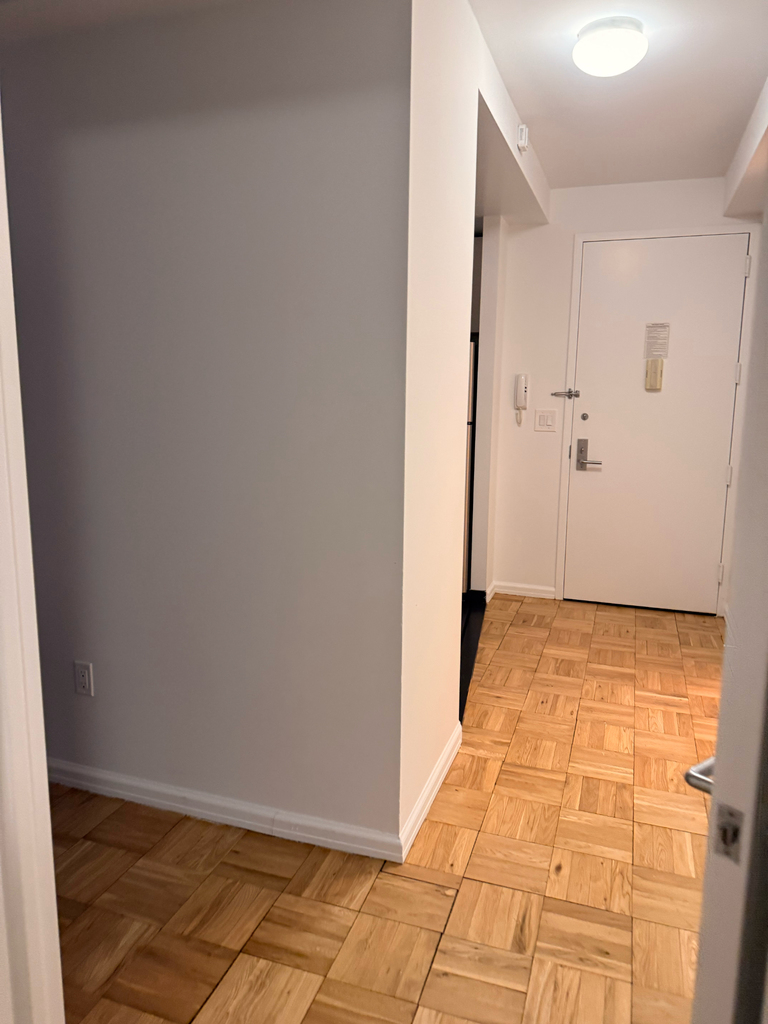 West 37th Street - Photo 7