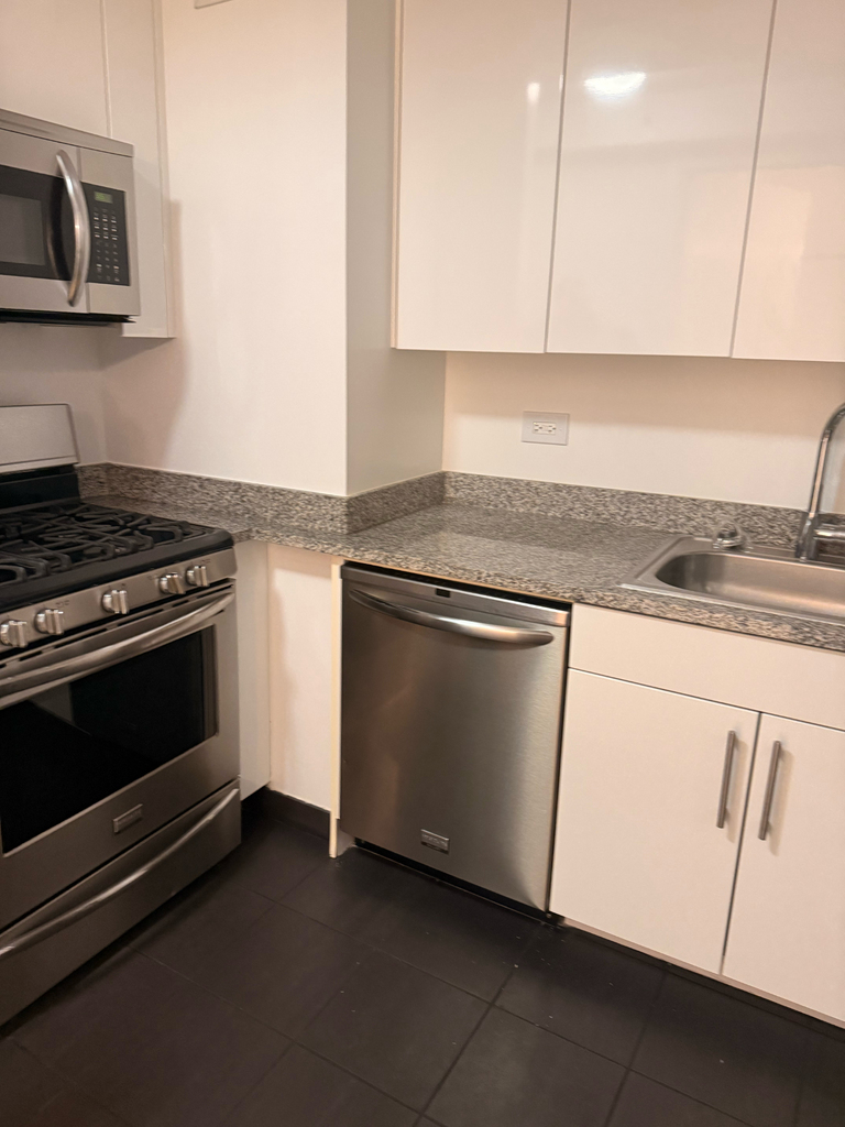 West 37th Street - Photo 4