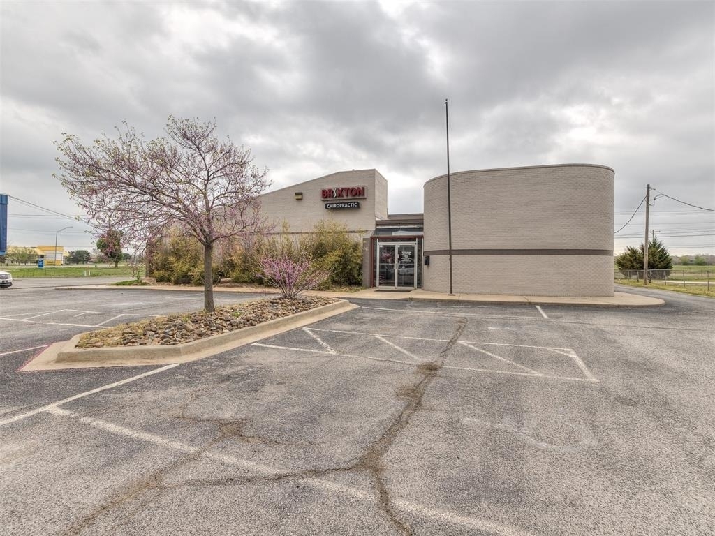 7304 N Comanche Avenue - Photo 2