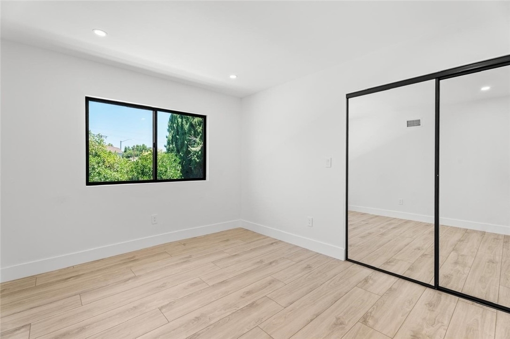 19701 Blythe Street - Photo 20