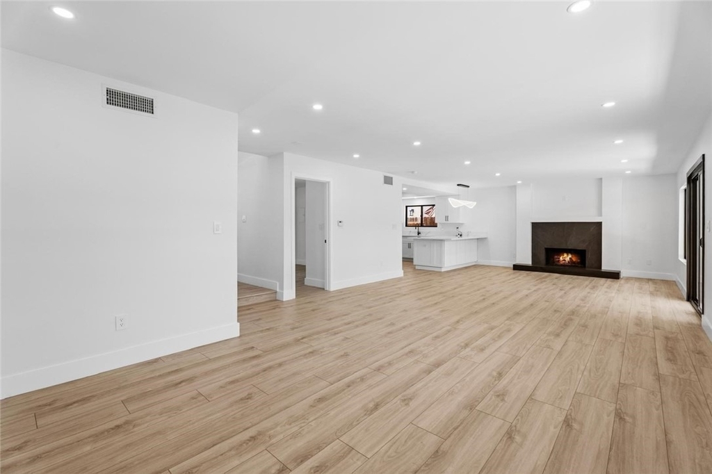 19701 Blythe Street - Photo 7