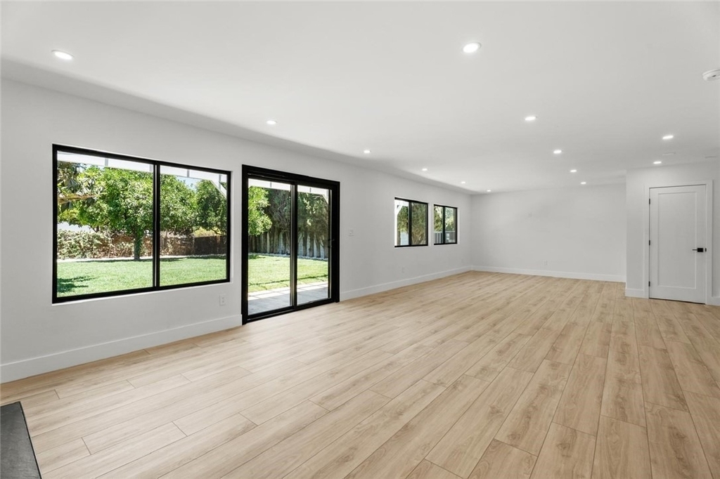 19701 Blythe Street - Photo 10