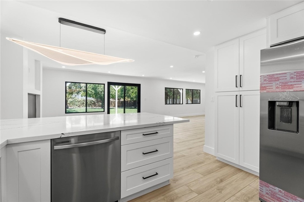 19701 Blythe Street - Photo 14