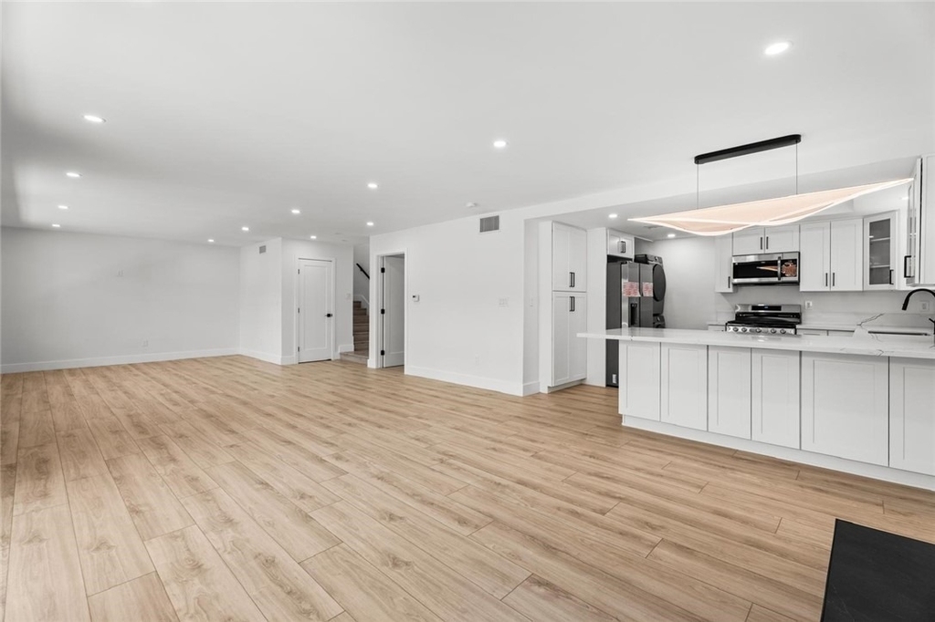 19701 Blythe Street - Photo 8
