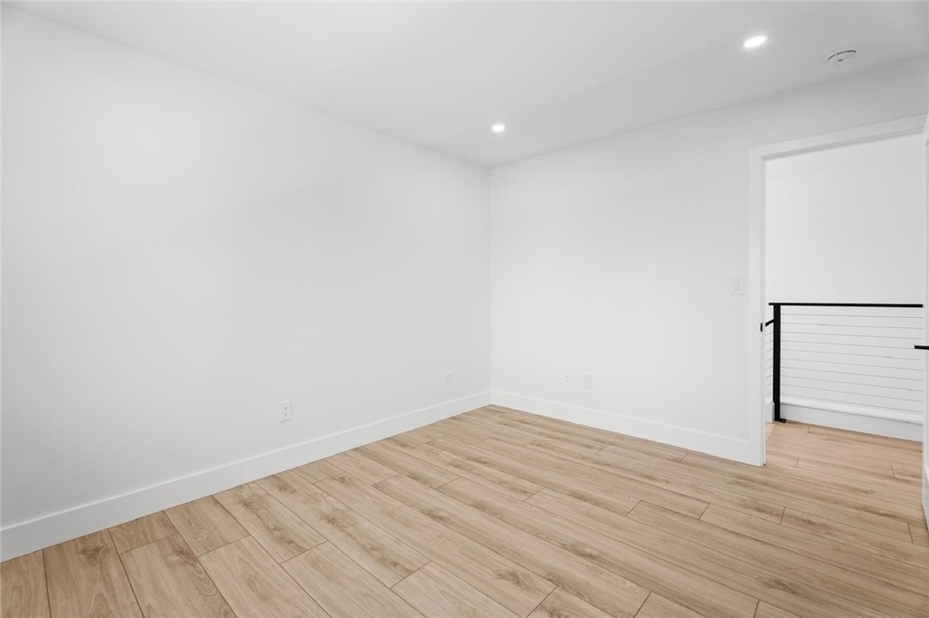 19701 Blythe Street - Photo 23