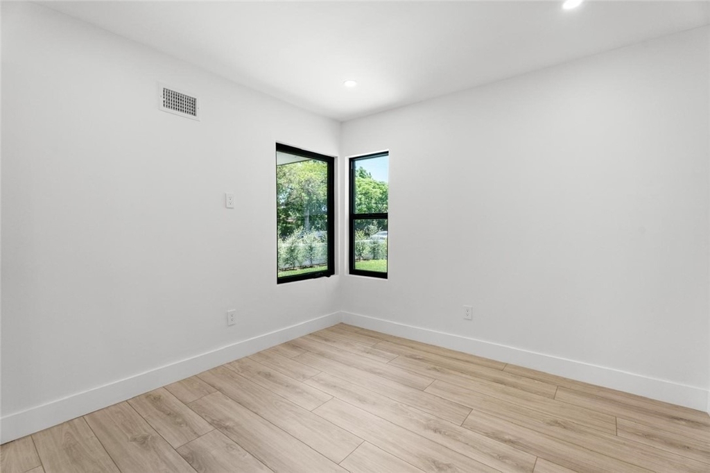 19701 Blythe Street - Photo 28