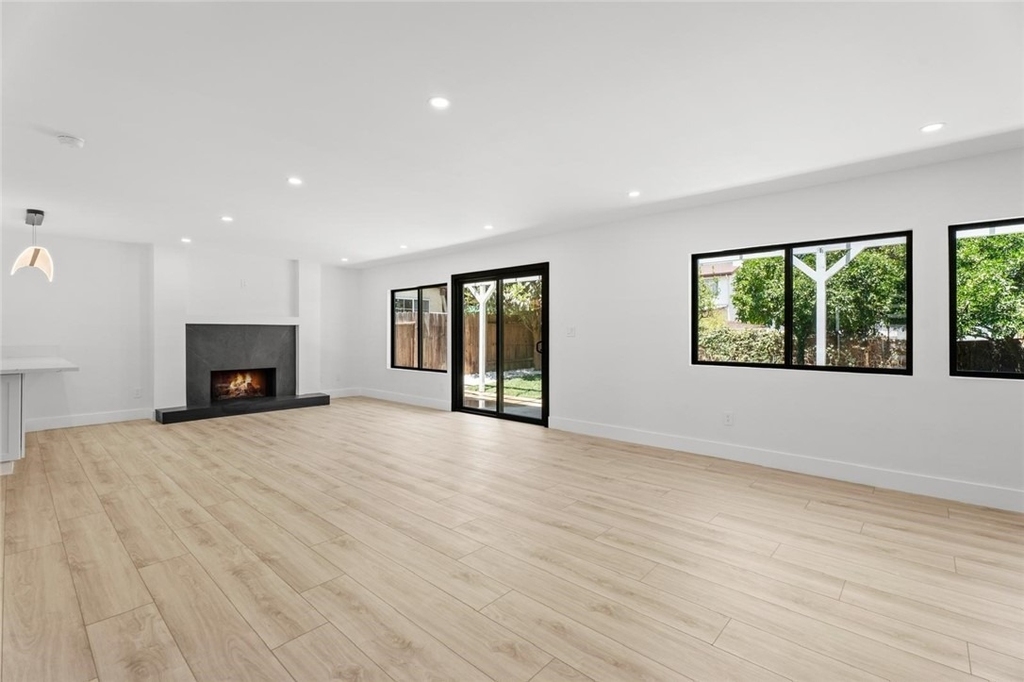 19701 Blythe Street - Photo 9