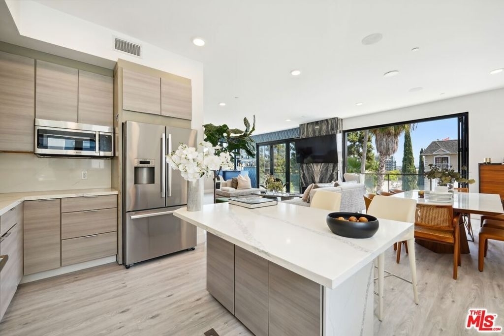 137 N Doheny Drive - Photo 11