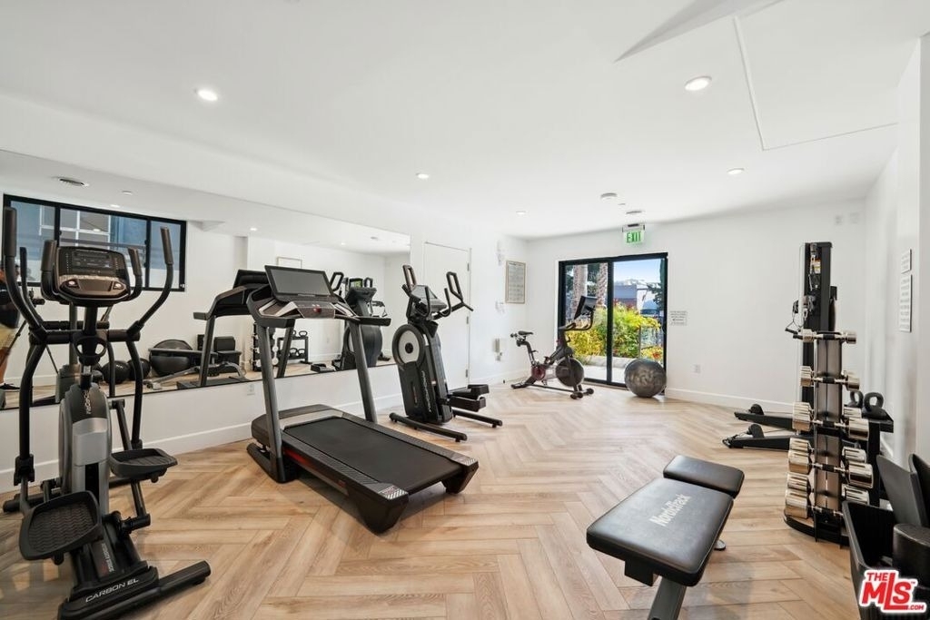 137 N Doheny Drive - Photo 4